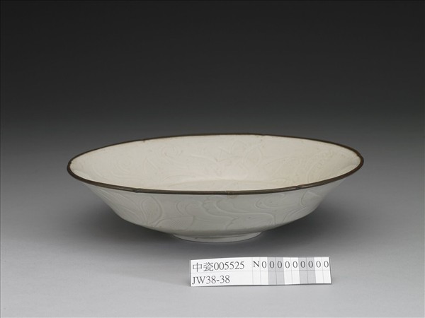 定窯 白瓷劃花荷花蟠螭紋葵口盤