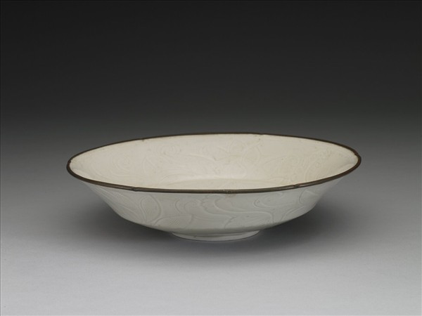 定窯 白瓷劃花荷花蟠螭紋葵口盤