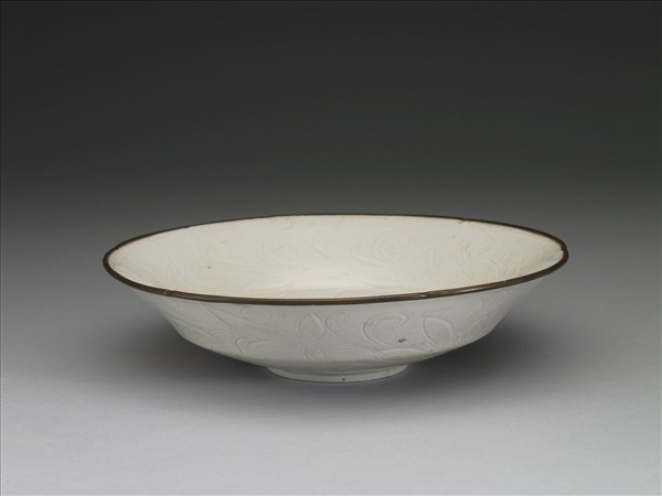 定窯 白瓷劃花荷花蟠螭紋葵口盤