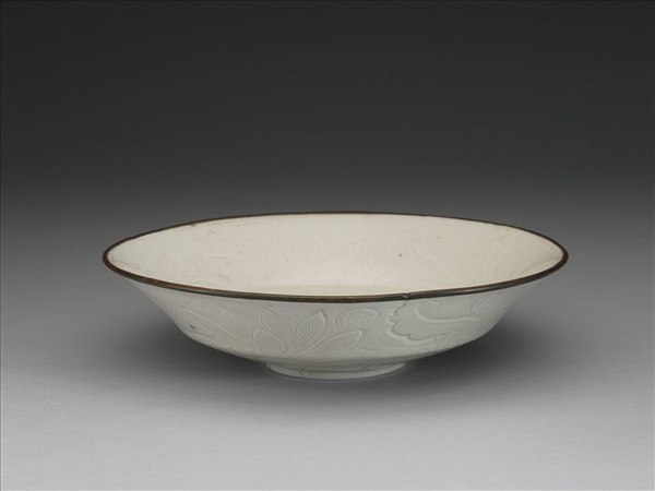 定窯 白瓷劃花荷花蟠螭紋葵口盤