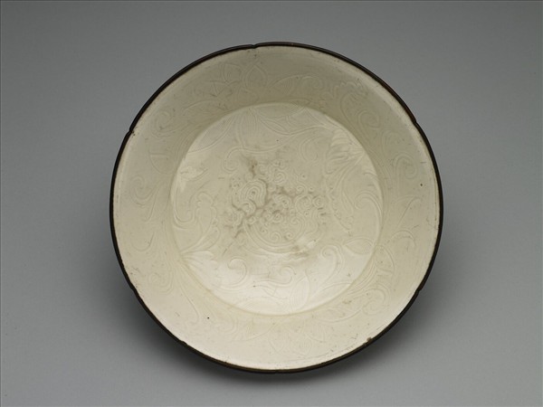 定窯 白瓷劃花荷花蟠螭紋葵口盤