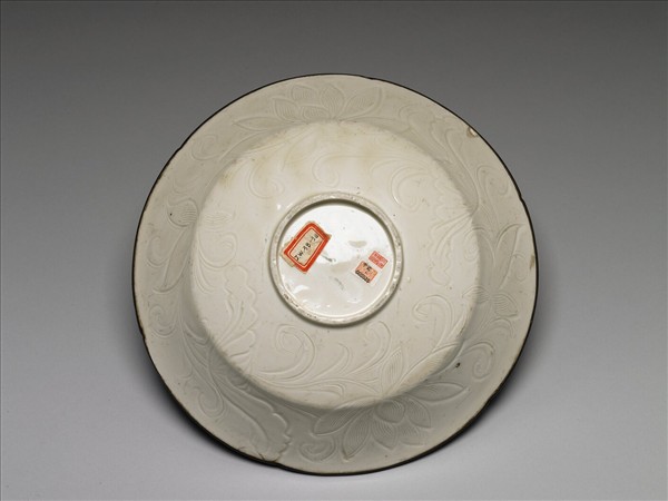 定窯 白瓷劃花荷花蟠螭紋葵口盤