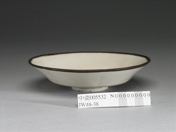 定窯 白瓷葵口折腰盤