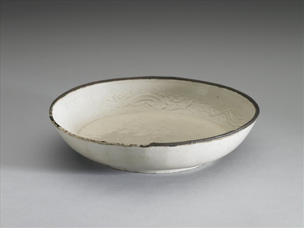 定窯 白瓷印花雙雁穿花龍紋盤