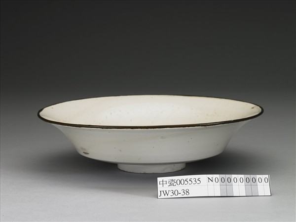 白瓷印花雲龍紋折腰盤