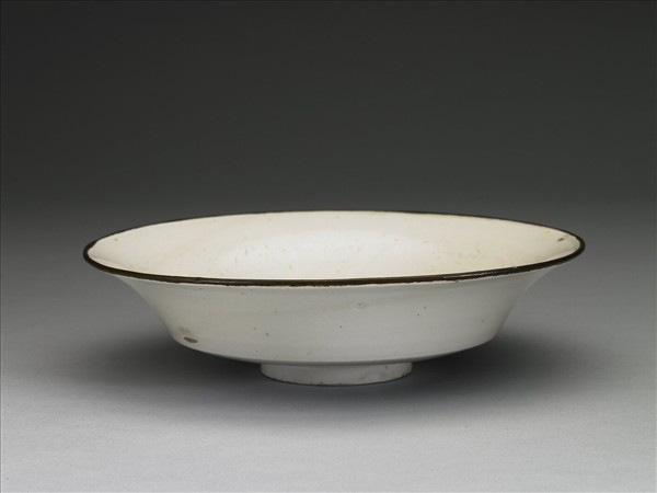 白瓷印花雲龍紋折腰盤