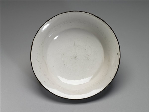 白瓷印花雲龍紋折腰盤