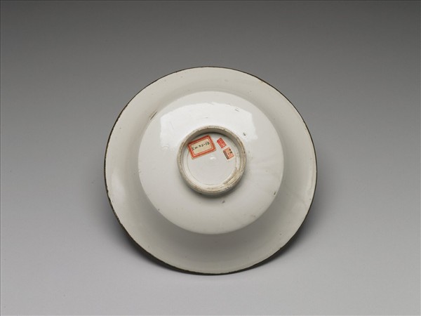 白瓷印花雲龍紋折腰盤