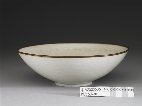 定窯 白瓷印花四季花卉紋碗