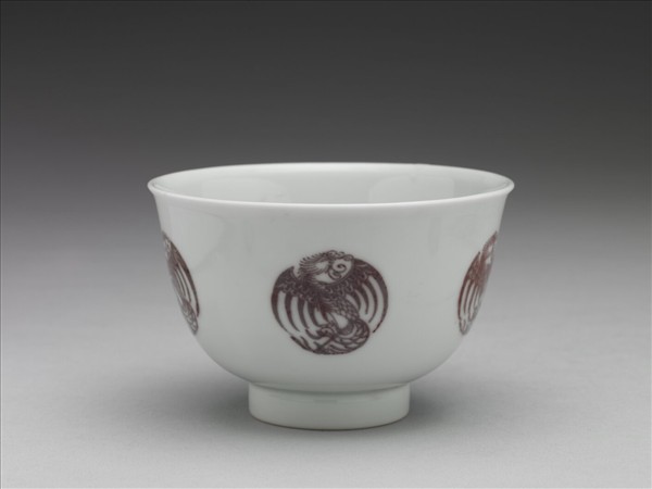 白瓷釉裡紅團鳳紋杯