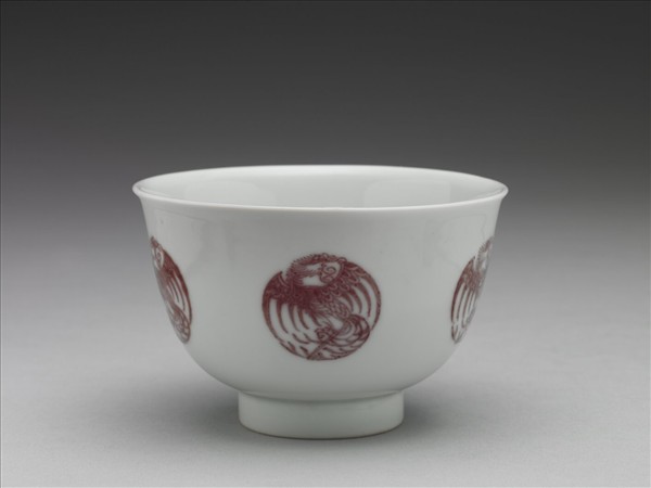 白瓷釉裡紅團鳳紋杯