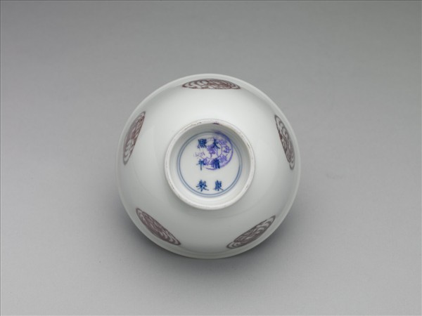 白瓷釉裡紅團鳳紋杯