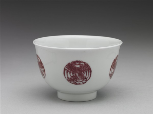 白瓷釉裡紅團鳳紋杯