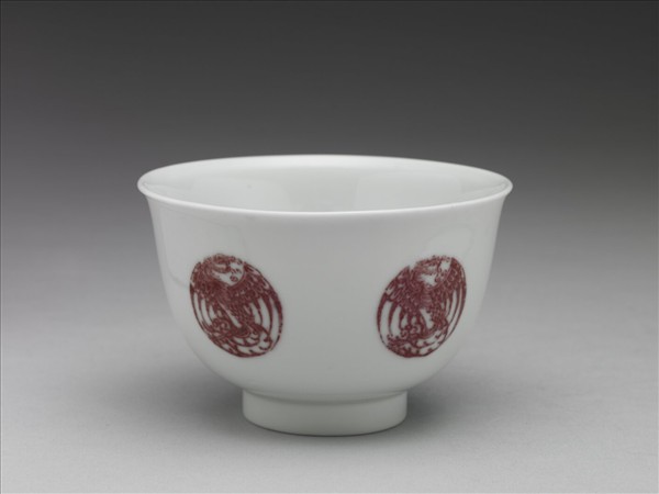 白瓷釉裡紅團鳳紋杯