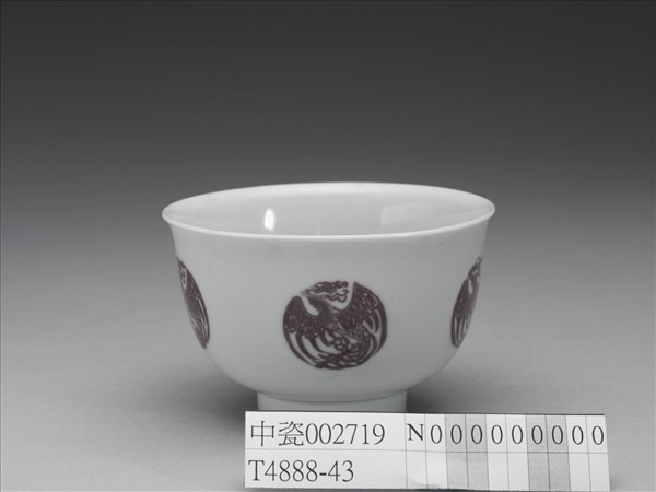 白瓷釉裡紅團鳳紋杯