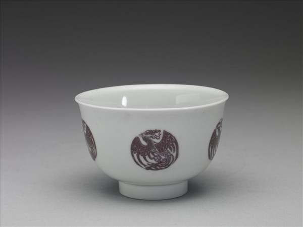 白瓷釉裡紅團鳳紋杯
