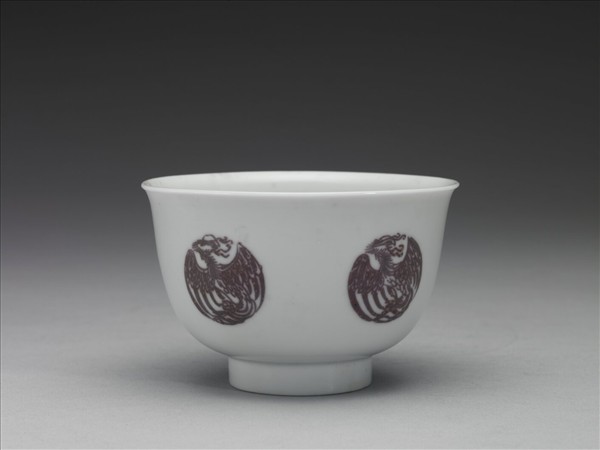 白瓷釉裡紅團鳳紋杯