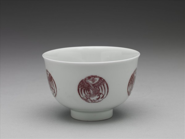 白瓷釉裡紅團鳳紋杯