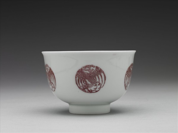 白瓷釉裡紅團鳳紋杯