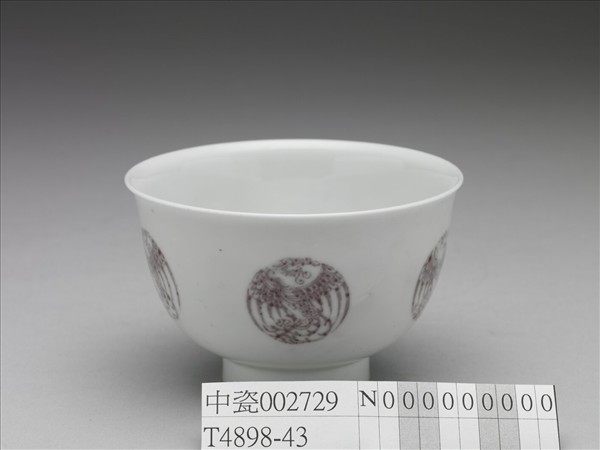 白瓷釉裡紅團鳳紋杯