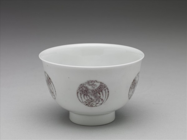 白瓷釉裡紅團鳳紋杯