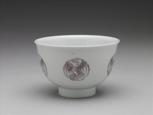 白瓷釉裡紅團鳳紋杯