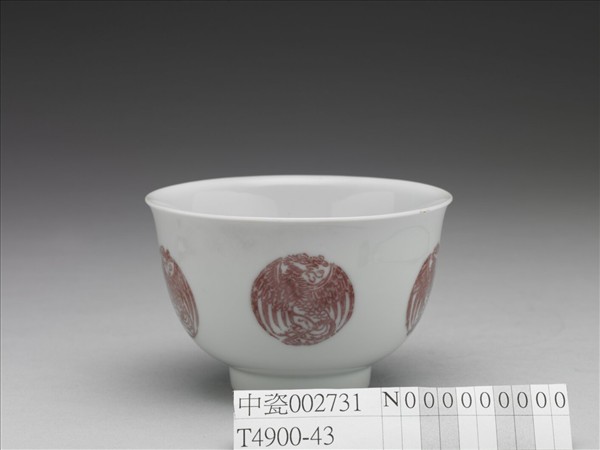 白瓷釉裡紅團鳳紋杯