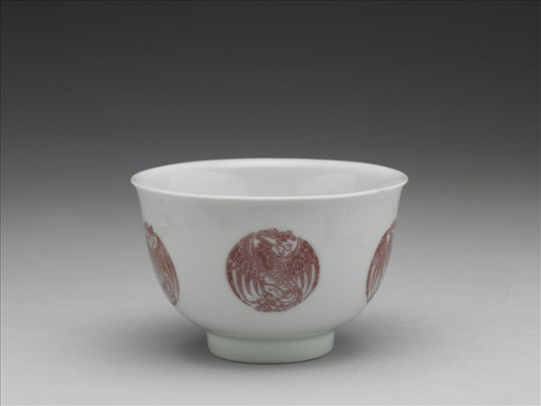 白瓷釉裡紅團鳳紋杯