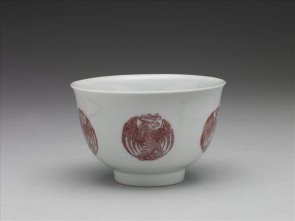 白瓷釉裡紅團鳳紋杯