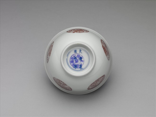 白瓷釉裡紅團鳳紋杯