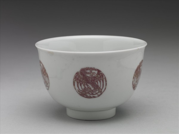 白瓷釉裡紅團鳳紋杯