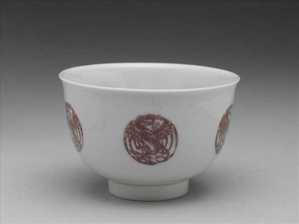 白瓷釉裡紅團鳳紋杯