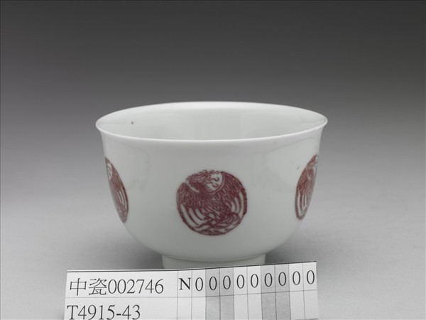 白瓷釉裡紅團鳳紋杯