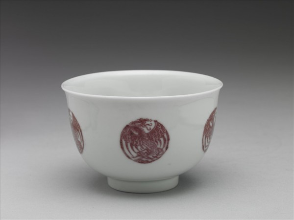 白瓷釉裡紅團鳳紋杯