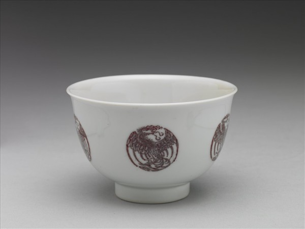 白瓷釉裡紅團鳳紋杯