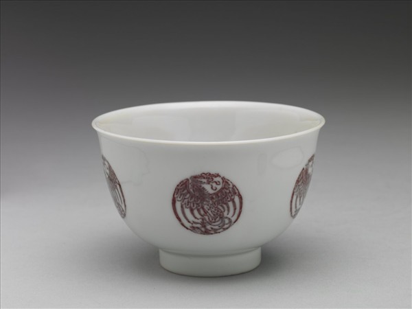 白瓷釉裡紅團鳳紋杯