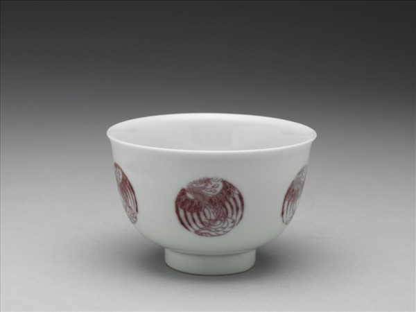 白瓷釉裡紅團鳳紋杯
