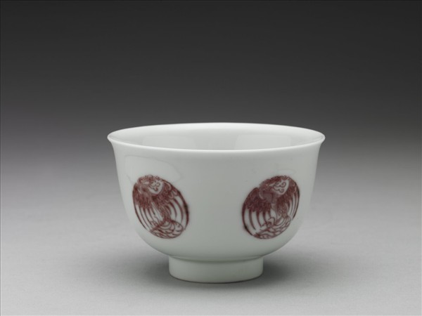 白瓷釉裡紅團鳳紋杯