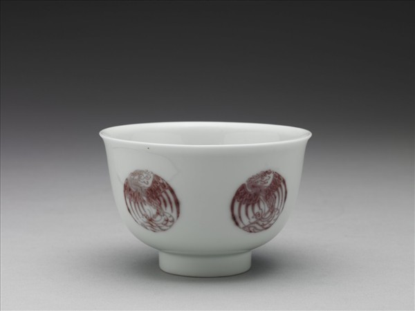 白瓷釉裡紅團鳳紋杯