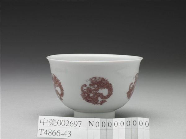 白瓷釉裡紅團鳳紋杯