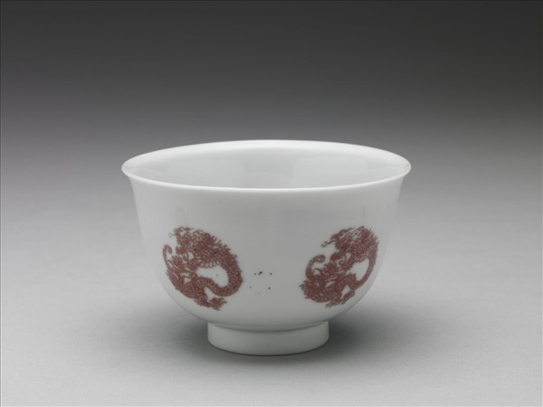 白瓷釉裡紅團鳳紋杯