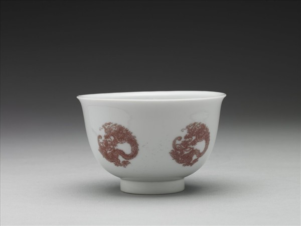 白瓷釉裡紅團鳳紋杯