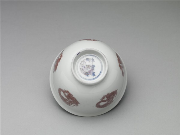 白瓷釉裡紅團鳳紋杯