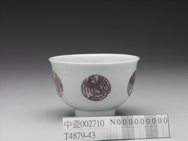 白瓷釉裡紅團鳳紋杯