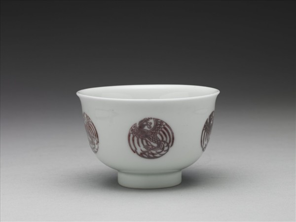 白瓷釉裡紅團鳳紋杯