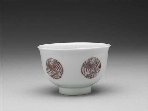 白瓷釉裡紅團鳳紋杯