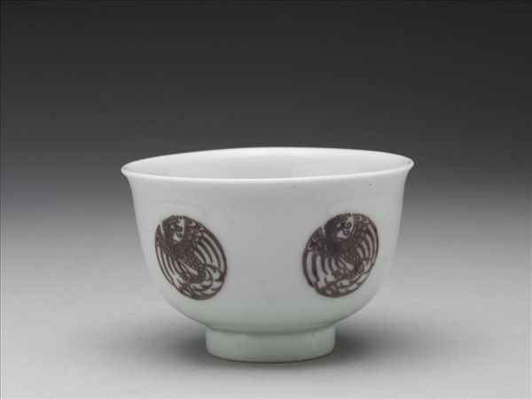 白瓷釉裡紅團鳳紋杯