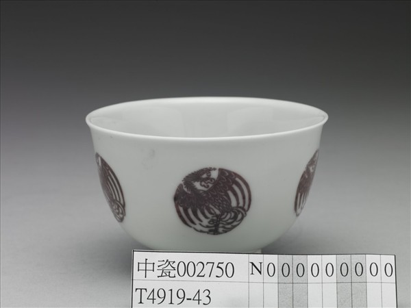 白瓷釉裡紅團鳳紋杯