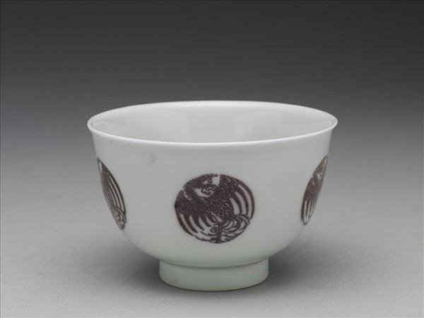 白瓷釉裡紅團鳳紋杯