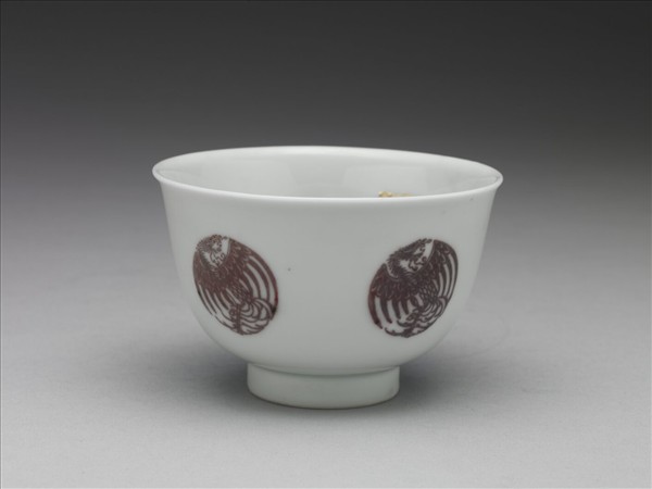 白瓷釉裡紅團鳳紋杯